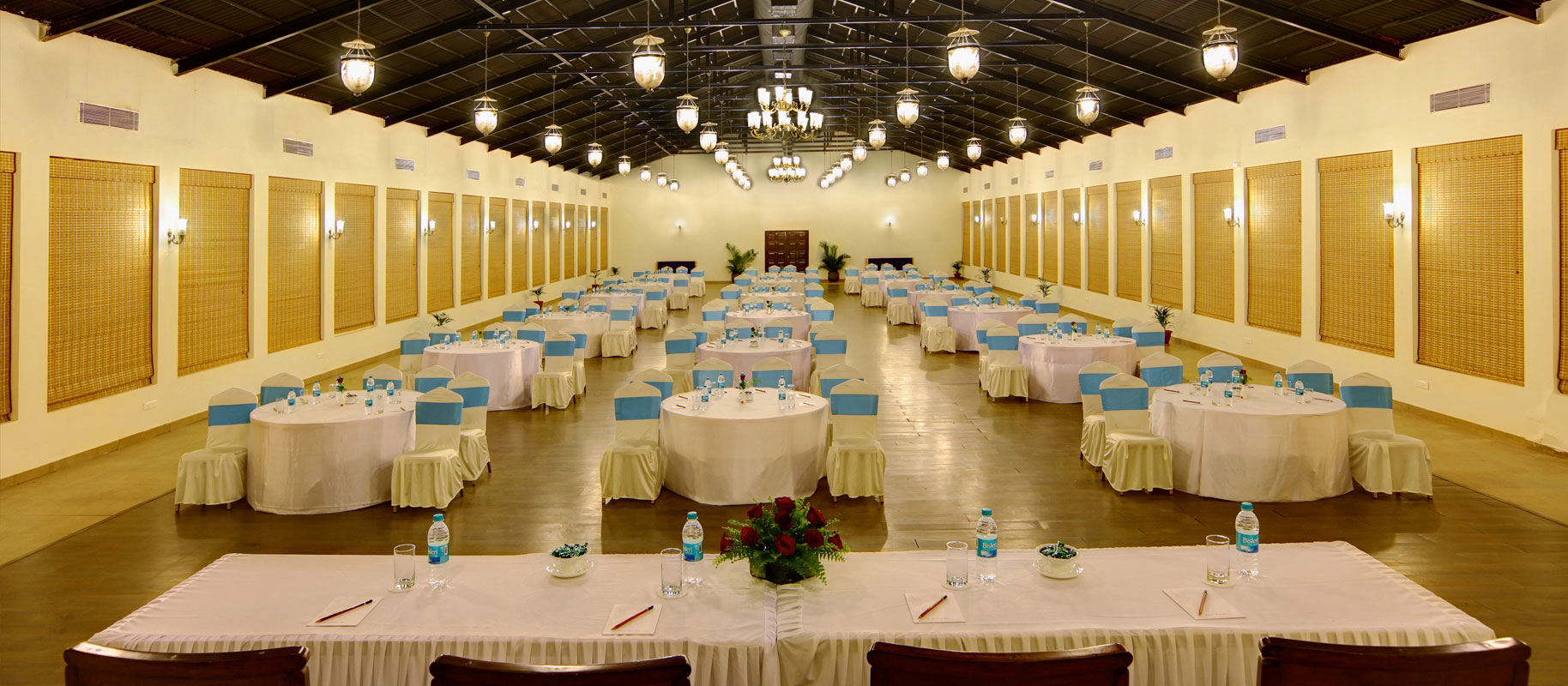 Conference_hall_with_cocktail_style_seating